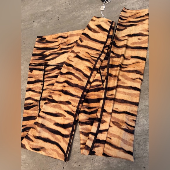 Beach Bunny Tiger Stripe Leggings Size XS NWT - Picture 2 of 6